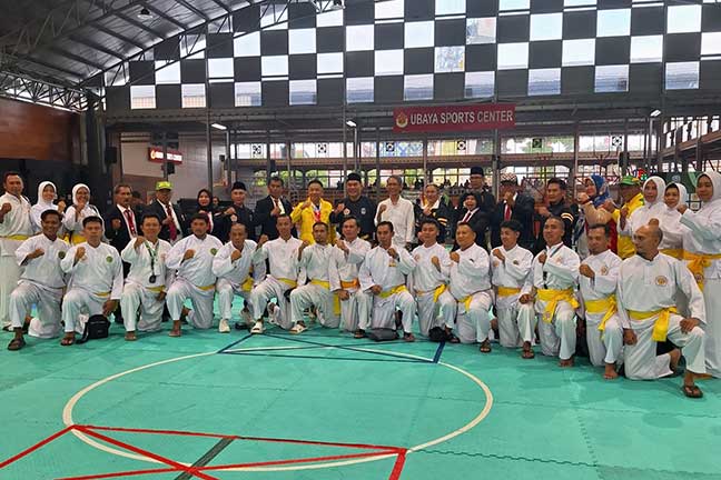 Ketua IPSI Jatim BHS, Serta Rektor Ubaya bersama Para Pengurus IPSI di Venue Pencak Silat Ubaya Sports Centre, Surabaya.