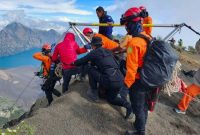 Proses evakuasi Juliana Marins pendaki asal Brasil berusia 26 tahun, yang ditemukan tak bernyawa setelah jatuh ke jurang dalam pendakiannya menuju puncak Gunung Rinjani, Lombok, NTB.