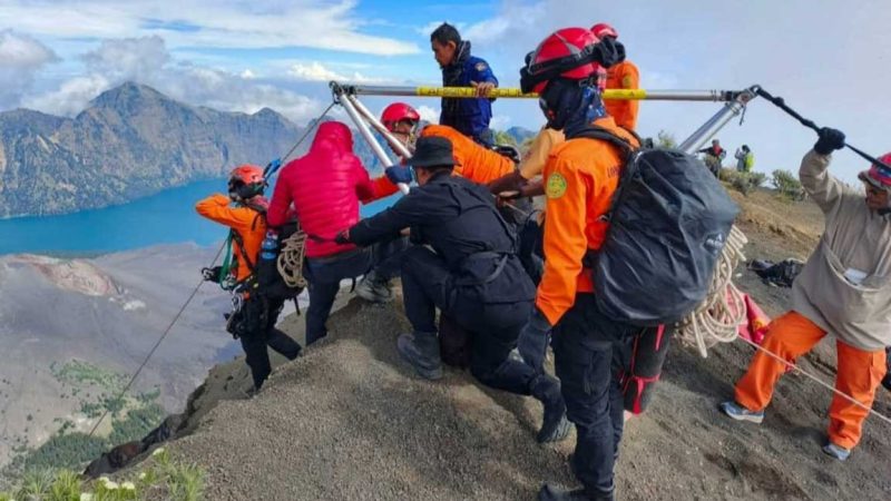 Proses evakuasi Juliana Marins pendaki asal Brasil berusia 26 tahun, yang ditemukan tak bernyawa setelah jatuh ke jurang dalam pendakiannya menuju puncak Gunung Rinjani, Lombok, NTB.