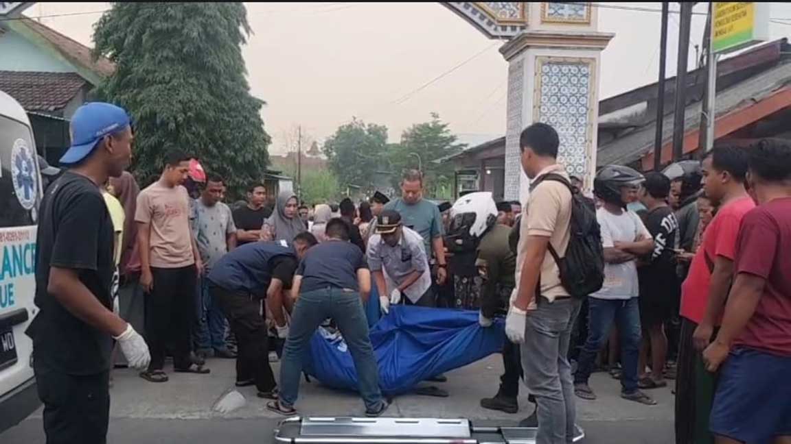 Petugas sedang mengevakuasi korban meninggal akibat kecelakaan di Jalan Raya Desa Bandung, Kecamatan Diwek, Kabupaten Jombang, Jawa Timur, pada Selasa (2/6/2025) sore.