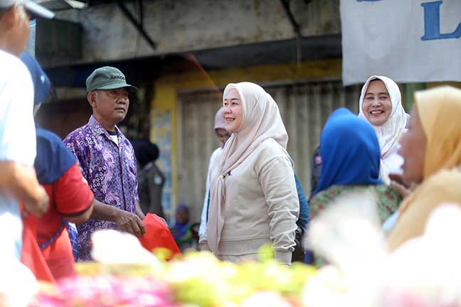 Ketua Tim Penggerak PKK Kabupaten Jombang, Yuliati Nugrahani, tampak aktif menyapa warga sembari menyosialisasikan bahaya sampah plastik.