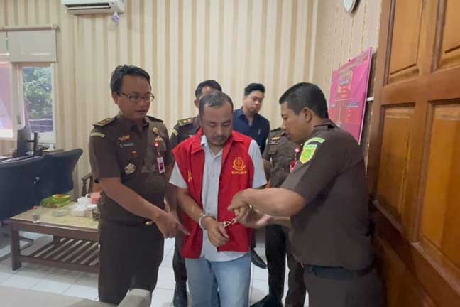 Kejaksaan Negeri (Kejari) Nganjuk menahan Kepala Desa Ngepung, Kecamatan Patianrowo, Kabupaten Nganjuk, Hendra Wahyu Saputra.