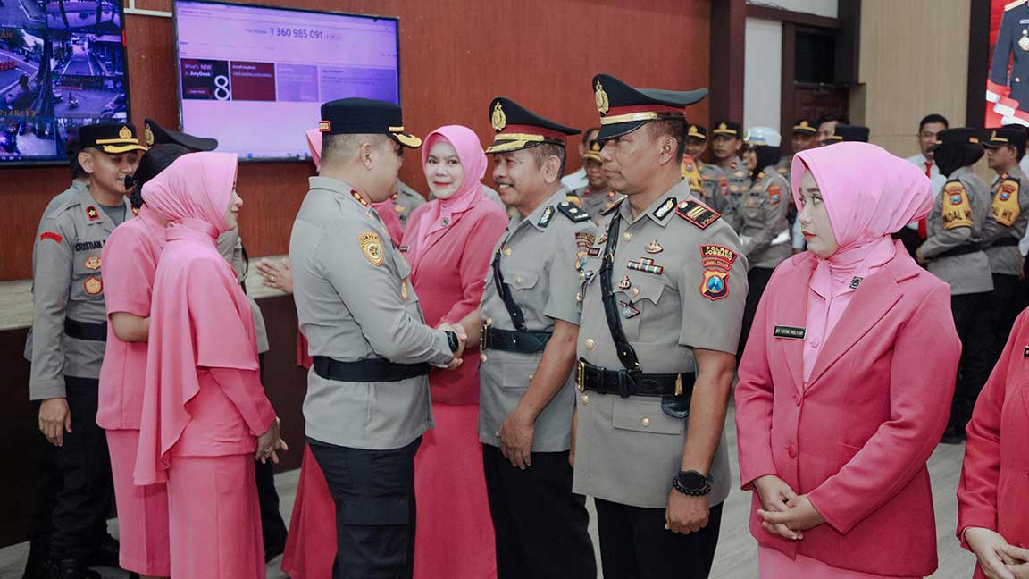Kapolres Jombang AKBP Ardi Kurniawan menyalami anggota usai serah terima jabatan sebagai ungkapan selamat dan sukses mengemban tugas baru.