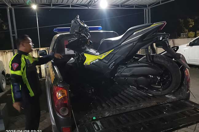 Sepeda motor korban saat dievakuasi petuga setelah mengalami kecelakaan di jalan raya Mancar, Kecamatan PEterongan, Jombang.