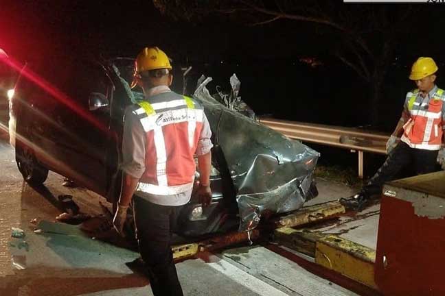 Petugas sedang olah TKP atas Insiden kecelakaan antara turk pengangkut beton dengan minibus Toyota Inova di KM 704+000 B, arah Jombang, tepatnya di Desa Blimbing, Kecamatan Kesamben, Jombang.