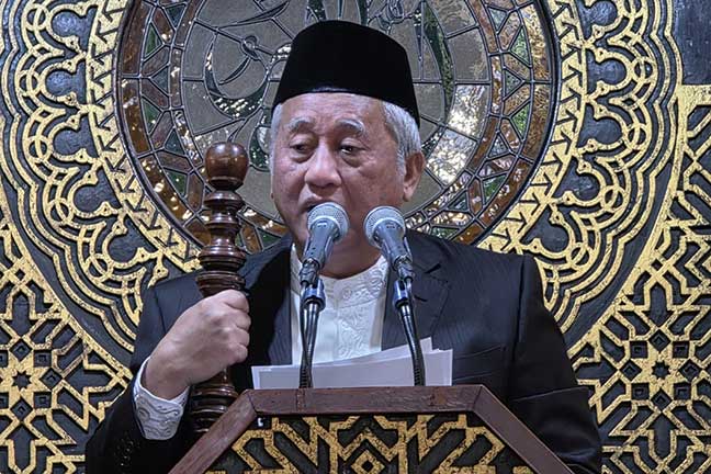 Prof Dr Ir H Mohammad Nuh DEA, mantan Menteri Pendidikan RI saat jadi Khotib Idul Adha 1446 H di Masjid Nasional Al-Akbar Surabaya (MAS), Jumat (6/6/2025) pagi.