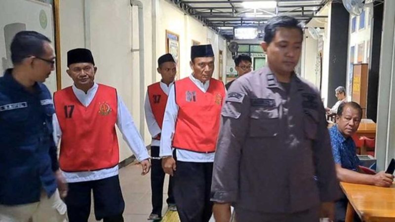 Tiga terdakwa perampok, Joko, Samsul dan Masdukan saat menjalani sidang di Pengadilan Negeri Jombang.