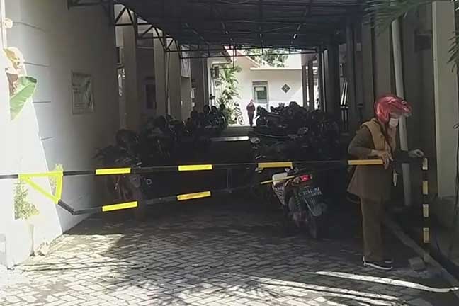 Aksi pencurian sepeda motor menyasar Puskesmas Gunung Anyar pada siang bolong.