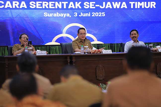 Rapat Pengharmonisasian, Pembulatan, dan pemantapan Konsepsi terhadap Rancangan Peraturan Kepala Daerah (Raperkada) tentang Penyelenggaraan Koperasi Desa/Kelurahan Merah Putih (KD/KMP) secara serentak se-Jawa Timur, Selasa (3/6/25). 