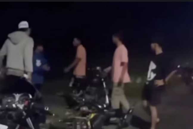 Empat remaja diduga terlibat dalam aksi gangster bersenjata tajam diamankan warga di Desa Brambang, Kecamatan Diwek, Kabupaten Jombang, Jawa Timur, pada Minggu (15/6/2025) dini hari.