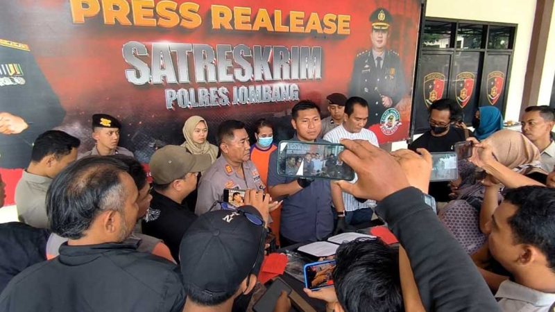 Kasus pembunuhan yang dilakukan istri siri kepada suaminya, sedang dirilis di Polres Jombang, Kamis (26/6/2025).