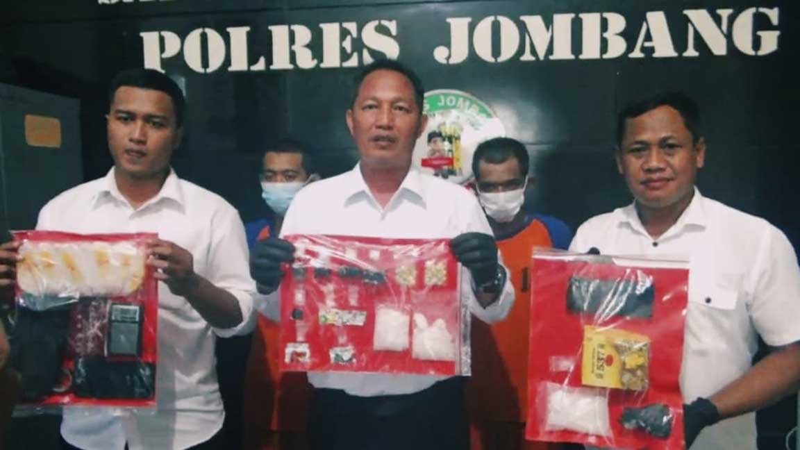 Satresnarkoba Polres Jombang sedang menunjukkan barang bukti sabu-sabu berikut tersangkanya. 