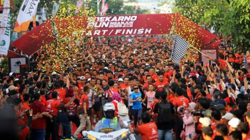 edikitnya 21.000 peserta dari berbagai penjuru Indonesia ikut serta dalam acara Soekarno Run di Nganjuk kota, Minggu (29/6/2025) pagi.