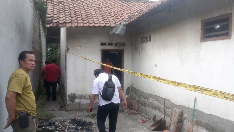 Polisi sedang melakukan olah TKP temuan jasad pria di Dusun Karangtengah, Desa Johowinong, Kecamatan Mojoagung, Jombang, Rabu pagi (25/6/25). 