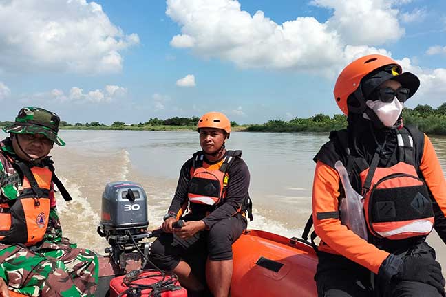 Upaya pencarian Ahmada Ainun Haq (9), bocah asal Desa Dukunanyar, Kecamatan Dukun, Kabupaten Gresik, yang diduga tenggelam di Bengawan Solo, Kamis (5/6/2025).
