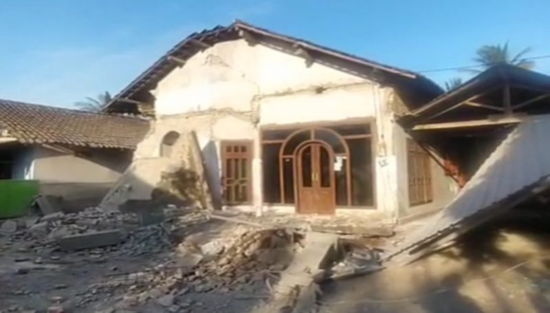Salah satu rumah warga terdampak gempa, di kecamatan Banyuputih, Situbondo. Kamis (25/9).