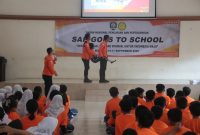 Petugas Basarnas simulasikan teknik penyelamatan. (Foto: Istimewa)