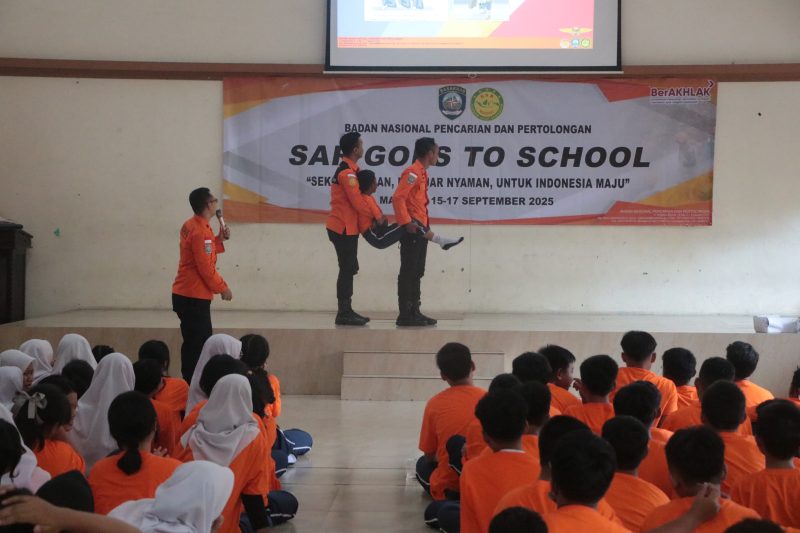 Petugas Basarnas simulasikan teknik penyelamatan. (Foto: Istimewa)