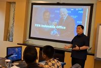 Ketua Umum PSSI, Erick Thohir, saat berdiskusi Di salah satu Kantor Media di Surabaya.